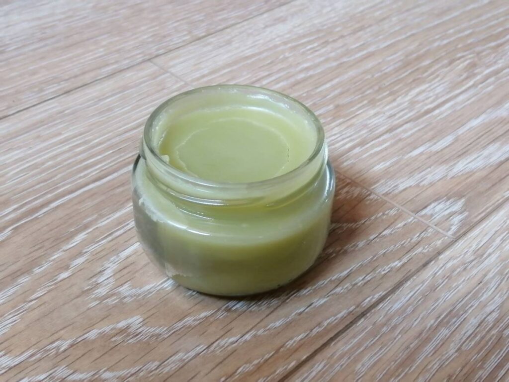 Pomada con plantas medicinales