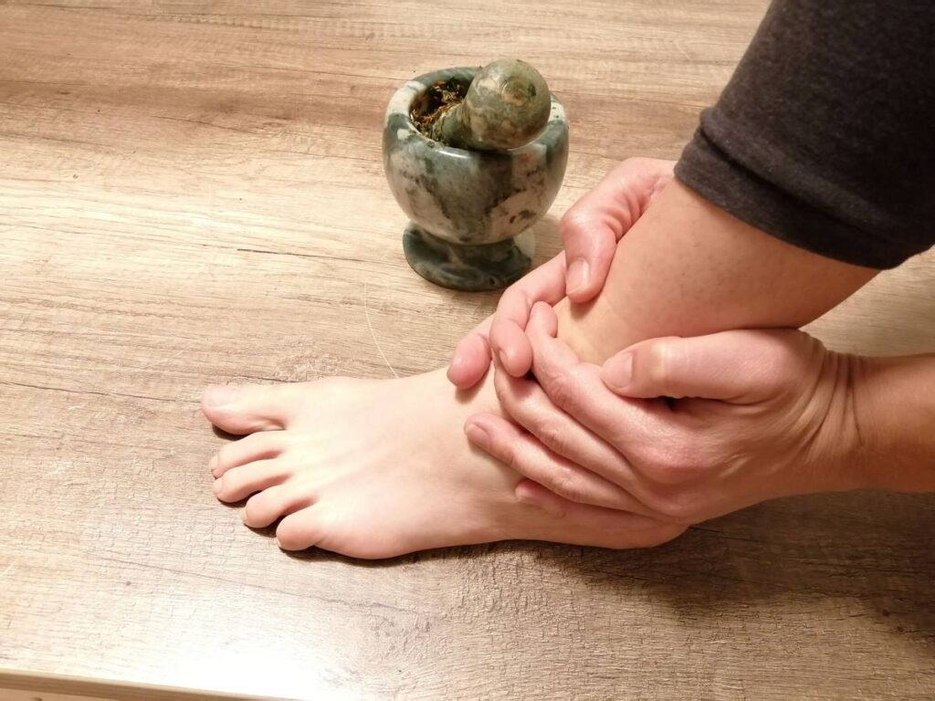 Tratamiento de un esguince con plantas medicinales